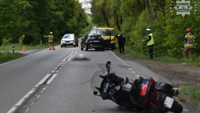 wypadek motocyklisty Ciągowice przewrócony motocykl w tle inne samochody