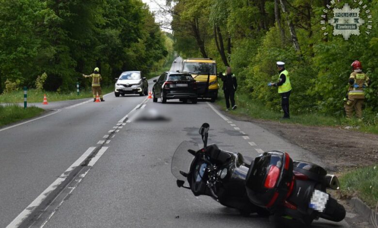 wypadek motocyklisty Ciągowice przewrócony motocykl w tle inne samochody