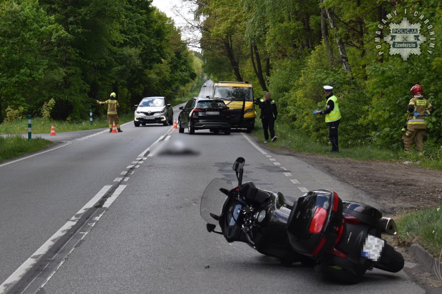 wypadek motocyklisty Ciągowice przewrócony motocykl w tle inne samochody