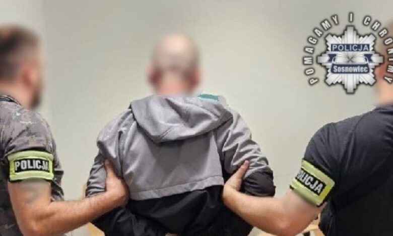 Zabójstwo w Sosnowcu, mężczyzna skrępowane ręce z tyłu, prowadzony przez dwóch policjantów