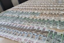 Nielegalna produkcja alkoholu w Będzinie stół z pieniędzmi