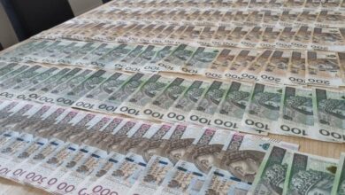 Nielegalna produkcja alkoholu w Będzinie stół z pieniędzmi