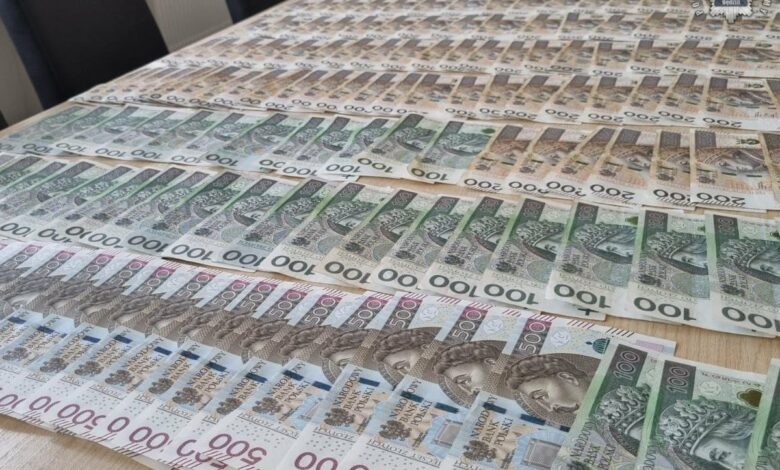 Nielegalna produkcja alkoholu w Będzinie stół z pieniędzmi