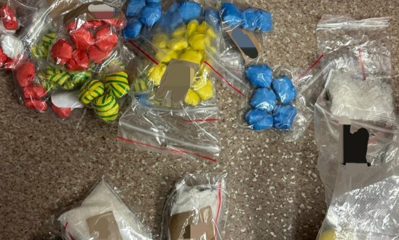 Narkotyki Bielsko-Biała. Na stole narkotyki w woreczkach