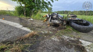śmiertelny wypadek motocyklisty w Bieruniu rozbity motocykl na poboczu drogi