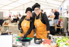 śłąskie smaki 2025 dwie kobiety-kucharki pozują do zdjęcia przy pracy