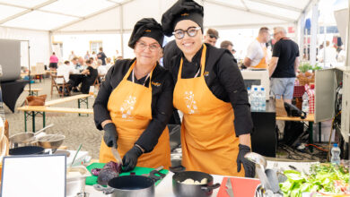 śłąskie smaki 2025 dwie kobiety-kucharki pozują do zdjęcia przy pracy
