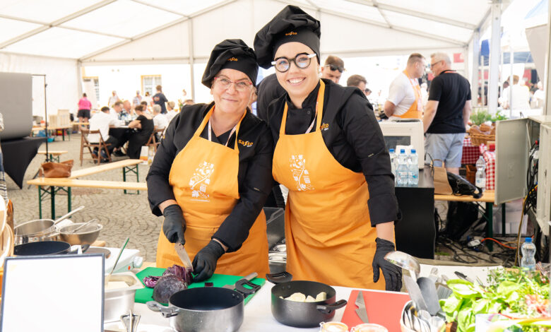 śłąskie smaki 2025 dwie kobiety-kucharki pozują do zdjęcia przy pracy