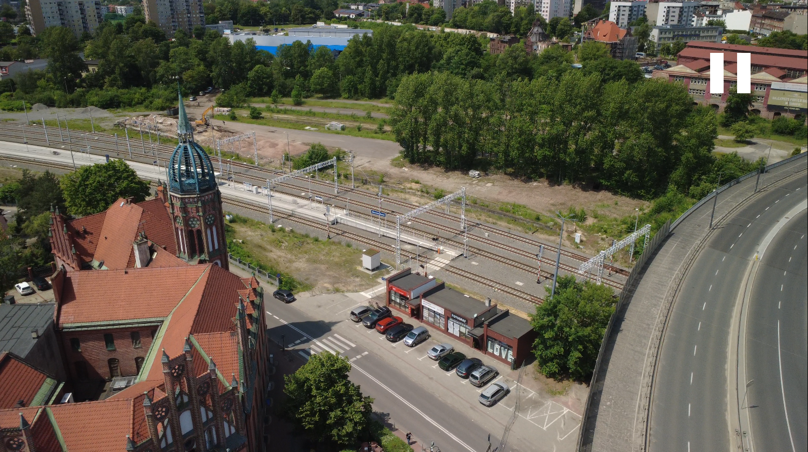 Estakada Chorzów z lotu ptaka fragment drogi i stacja kolejowa