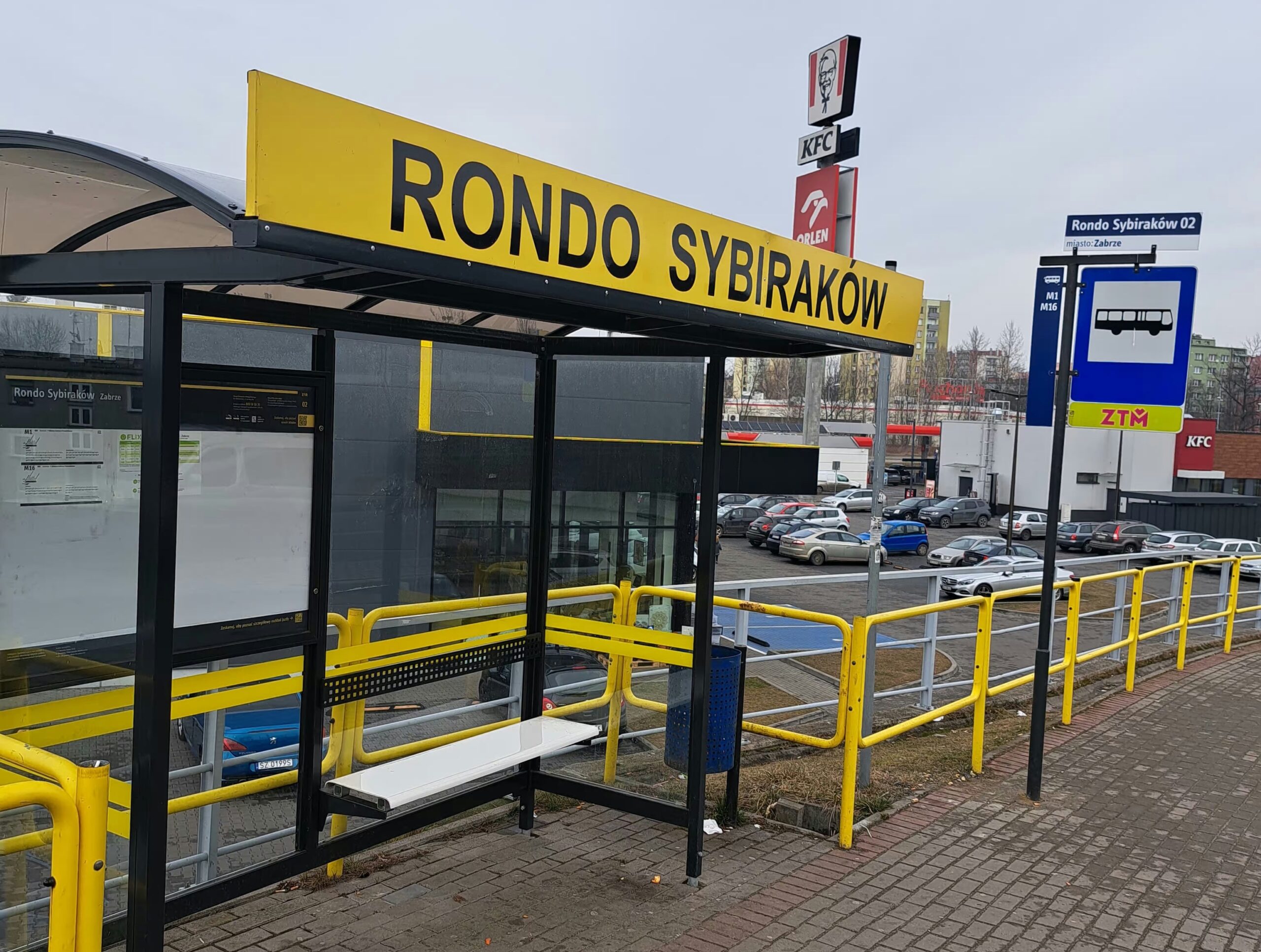 Zmiana tras linii M1 i M16 przystanek autobusowy