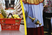 Boże Ciało czy sklepy są otwarte - kolaż zdjęć po lewej koszyk z zakupami w sklepie po prawej kadzidło trzymane przez ministranta