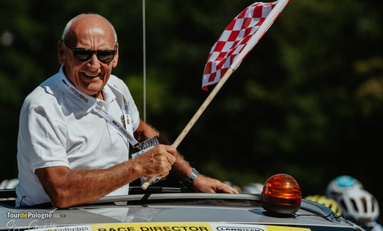Tour de Pologne mężczyzna z flagą startową w odkrytym samochodzie