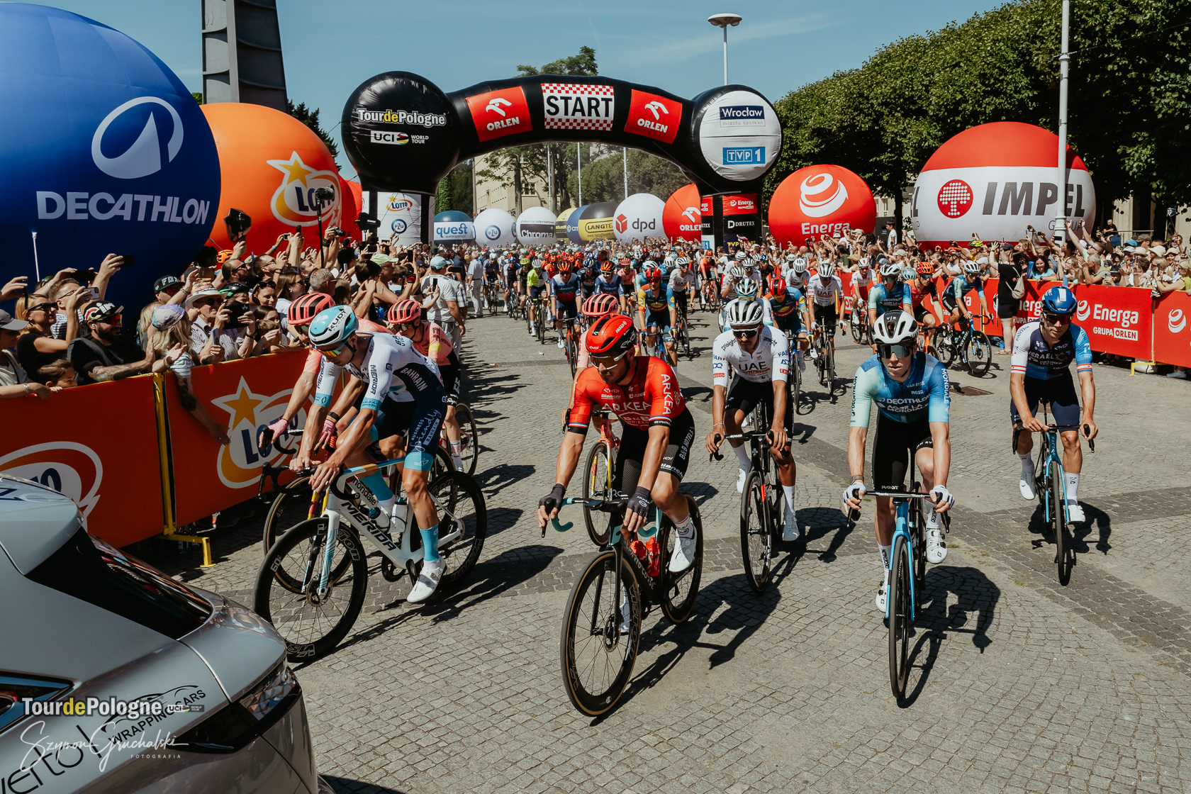 tour de polgone kolarze na rowerach