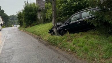 wypadek drogowy wrak samochodu po zderzeniu ze słupem