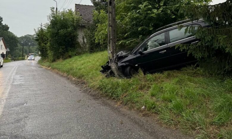 wypadek drogowy wrak samochodu po zderzeniu ze słupem