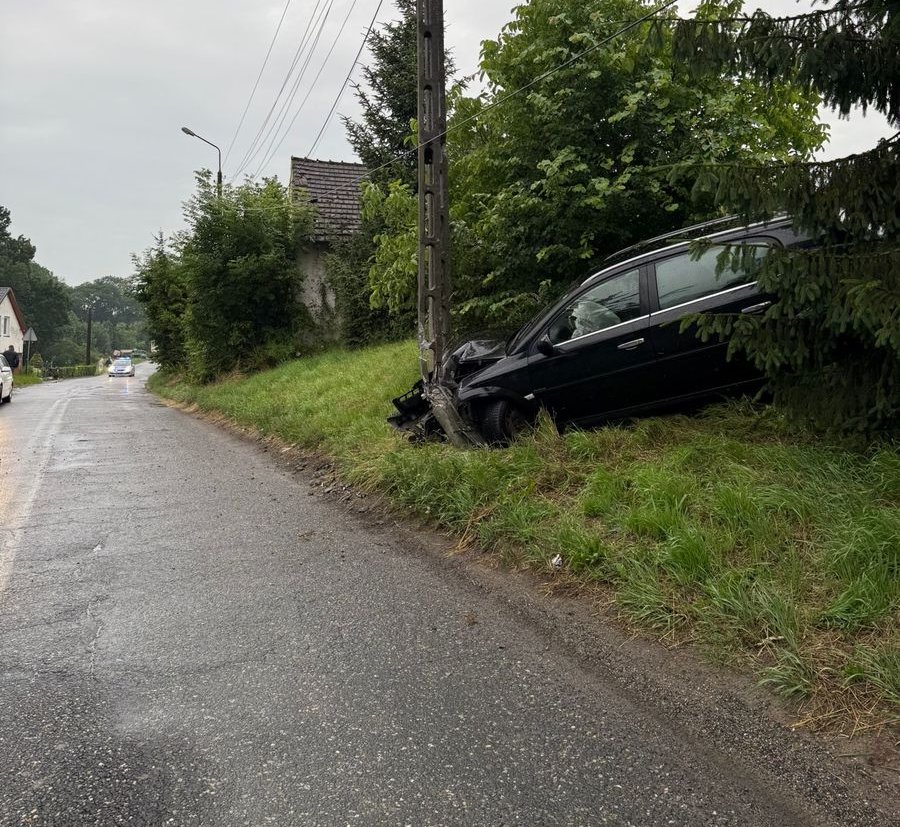 wypadek drogowy wrak samochodu po zderzeniu ze słupem