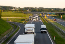 Nie zderzakuj kampania - samochody na autostradzie