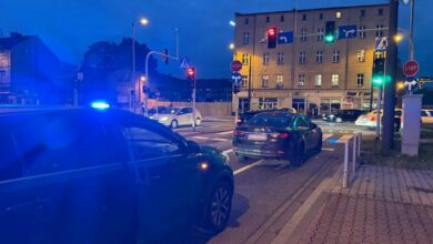 agresywny kierowca Katowice, nieoznakowany samochód policyjny a przed nim inny samochód na skrzyżowaniu