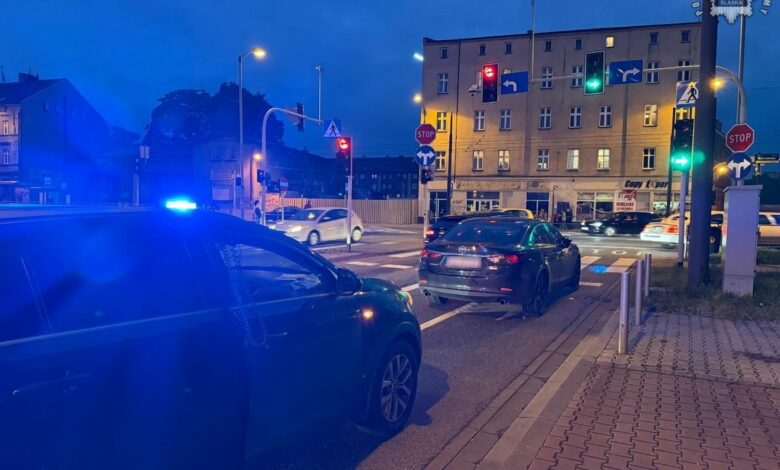 agresywny kierowca Katowice, nieoznakowany samochód policyjny a przed nim inny samochód na skrzyżowaniu