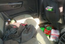 pijany kierowca na A4, wnętrze samochodu z puszkami z piwem