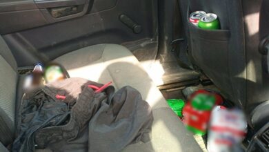 pijany kierowca na A4, wnętrze samochodu z puszkami z piwem