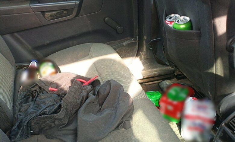 pijany kierowca na A4, wnętrze samochodu z puszkami z piwem