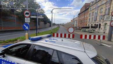 Zamknięcie estakady w Chorzowie policyjny radiowóz blokuje drogę na której stoi barierka i znak zakaz ruchu