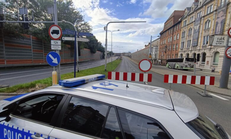 Zamknięcie estakady w Chorzowie policyjny radiowóz blokuje drogę na której stoi barierka i znak zakaz ruchu