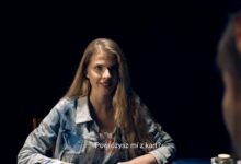 Kampania #TwojeŻycieTwojaKarta kobieta siedzi przy stole