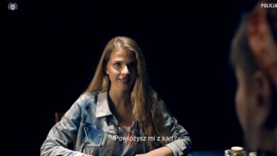 Kampania #TwojeŻycieTwojaKarta kobieta siedzi przy stole