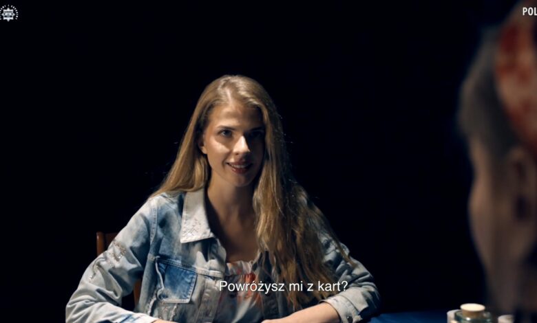 Kampania #TwojeŻycieTwojaKarta kobieta siedzi przy stole