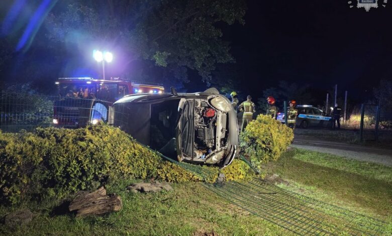 Atak na policjanta w czasie interwencji samochód po dachowaniu