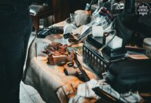 mafia śmieciowa na stole, broń amunicja pieniądze, urządzenia