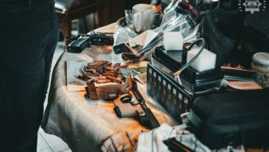 mafia śmieciowa na stole, broń amunicja pieniądze, urządzenia