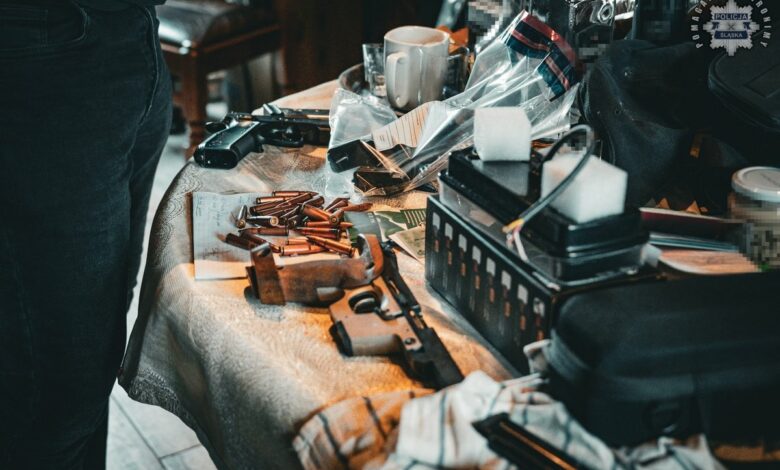 mafia śmieciowa na stole, broń amunicja pieniądze, urządzenia