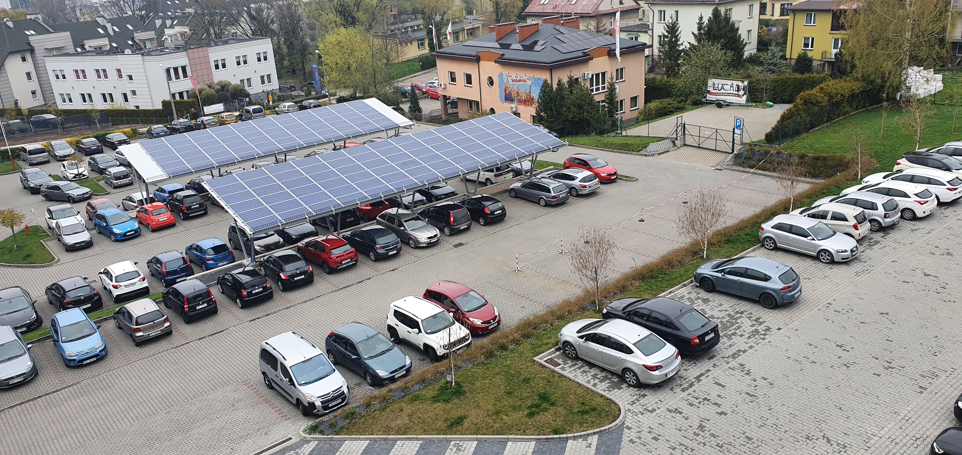 Powiat Bielski inwestuje w zieloną energię. 17 nowych instalacji fotowoltaicznych już w drodze