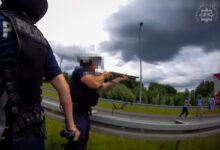 próba konfrontacji pseudokibiców policjant mierzący z broni