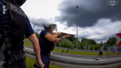 próba konfrontacji pseudokibiców policjant mierzący z broni
