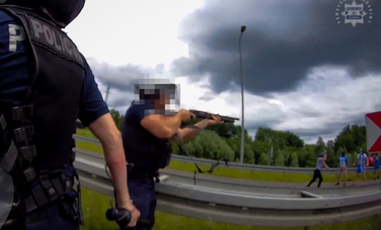 próba konfrontacji pseudokibiców policjant mierzący z broni