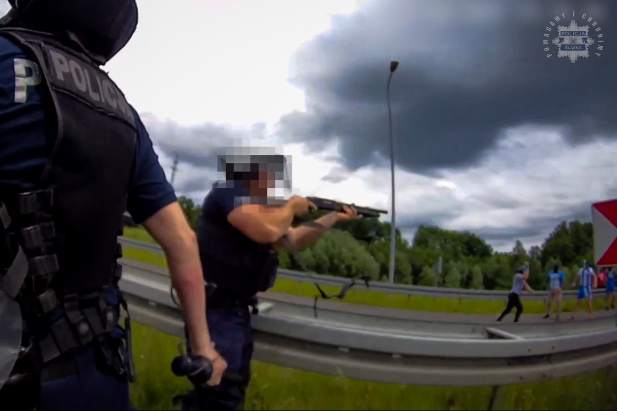 próba konfrontacji pseudokibiców policjant mierzący z broni