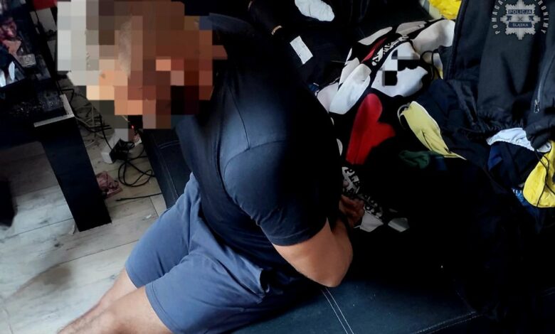 zatrzymania pseudokibiców mężczyzna zkuty siedzi na krześle