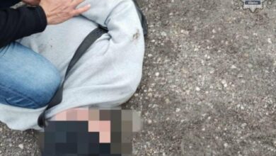 kradzieże samochodów Śląsk - mężczyzna zatrzymany lezy na ziemi trzymany przez policjanta