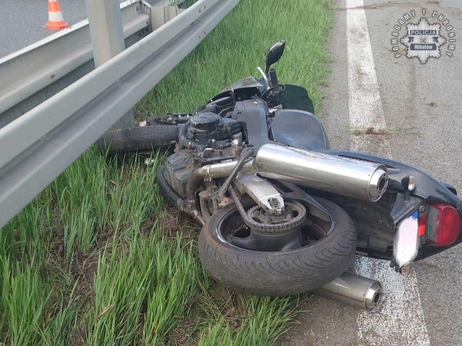Tragedia w Mikołowie! Motocyklista zginął na oczach kierowców. Uderzył w barierki i nie miał szans na przeżycie