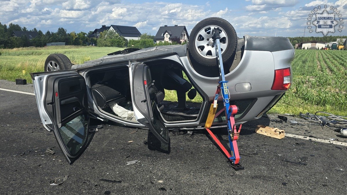 Czołówka w Chełmie Śląskim! Audi wbiło się w tira – kierowcę zabrał śmigłowiec LPR