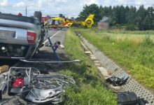 wypadek Chełm Śląski Audi samochód na dachu w tle helikopter