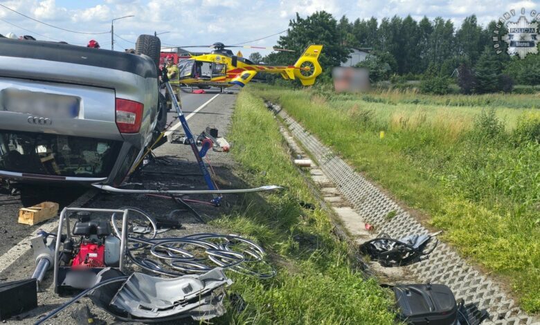 wypadek Chełm Śląski Audi samochód na dachu w tle helikopter