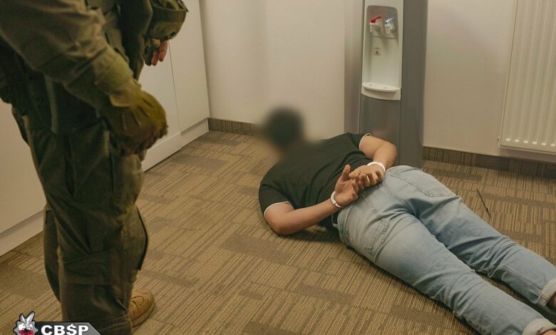 porwanie obywatela Syrii CBŚP. Mężczyzna leży skuty na ziemi