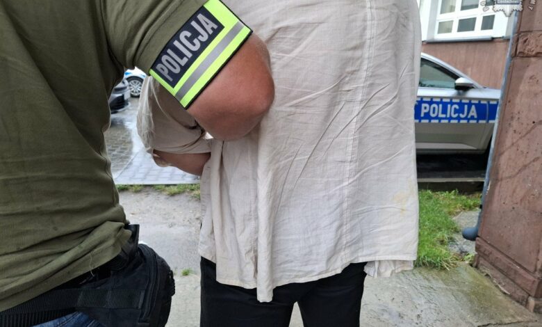 atak nożownika w Częstochowie mężczyna prowadzony przez policjanta