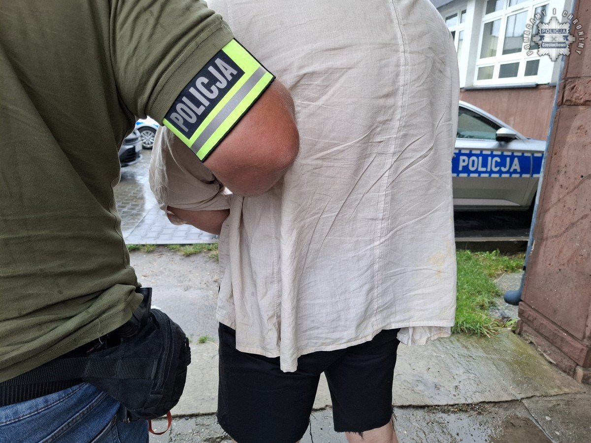 Brutalny atak nożownika w Częstochowie! Ofiarą – obcokrajowcy! „Zaatakowali, bo byli inni”