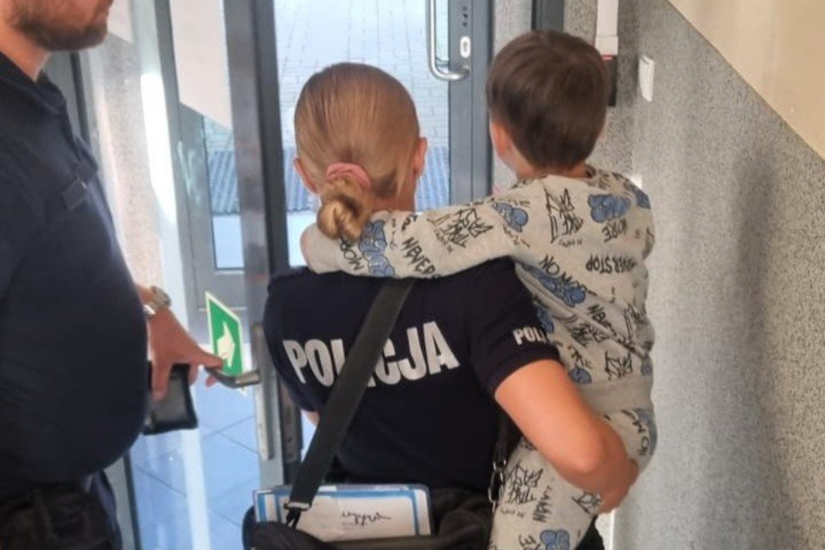 [WIDEO] 5-latek w piżamie błąkał się po ulicy! Policjanci z Pszczyny ruszyli tropem uśmiechu